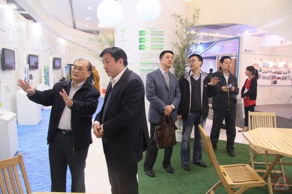 李杰峰董事长参观“2013第九届国际绿色建筑与建筑节能大会暨新技术与产品博览会”