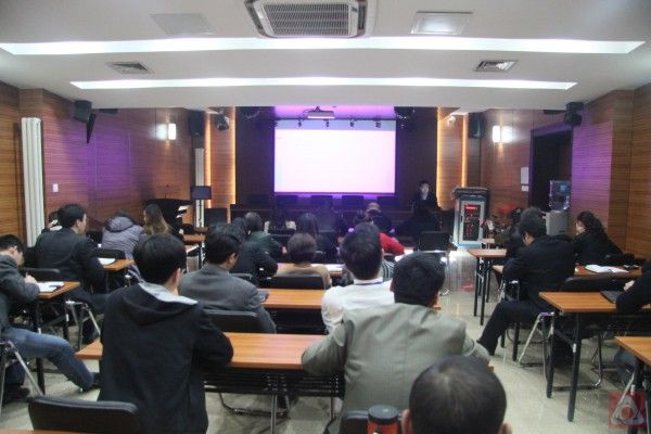 中装积极组织员工开展学习2013年新版《员工手册》